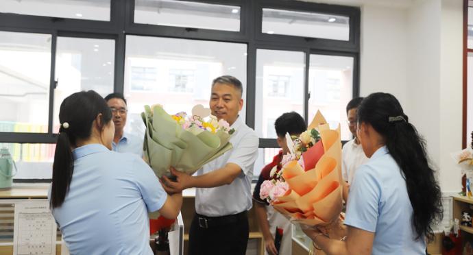 尹農綱、史慶超開展教師節走訪慰問活動